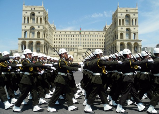 Academia Militar de Cadetes desfile para conmemorar el Día de la República de la nación en el centro de Bakú, capital de Azerbaiyán / Tofik Babayev / AFP