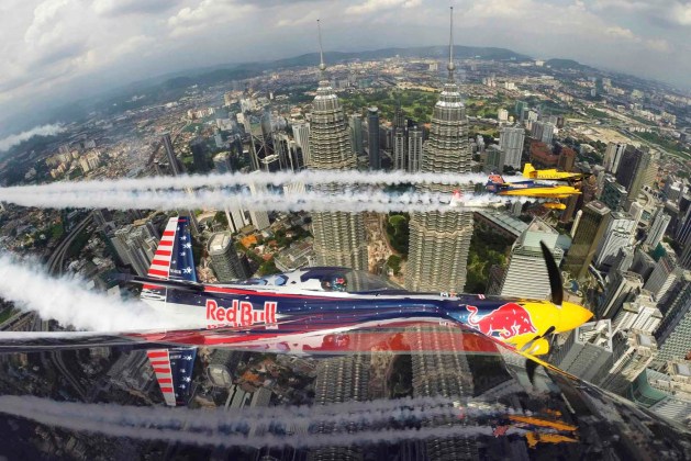 Kirby Chambliss de los EE.UU. vuela en formación con Matt Hall de Australia, Yoshihide Muroya de Japón y Nigel Lamb of Britain antes de la tercera etapa de la Red Bull Air Race World Championship frente a las Torres Petronas en Kuala Lumpur / Joerg Mitter / Reuters