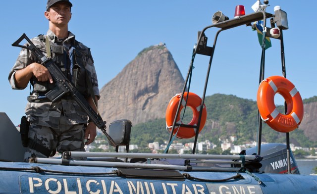 Un policía posa durante la presentación de las fuerzas de seguridad para la próxima Copa Mundial de la FIFA, en la playa de Flamengo, en Río de Janeiro. AFP