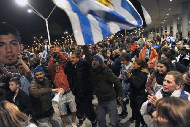 FBL-WC-2014-URUGUAY-SUAREZ