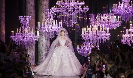 Una modelo luce una creación del diseñador libanés Elie Saab durante la presentación de su colección otoño-invierno 2014/15 en la Semana de la Moda de París. Foto EFE