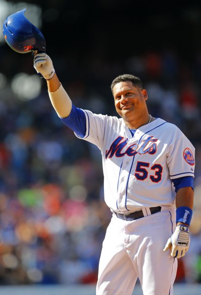 Bobby Abreu de los Mets de Nueva York saluda a la afición tras batear un sencillo en su último turno en Grandes Ligas, el domingo 28 de septiembre de 2014. (AP Foto/Rich Schultz)