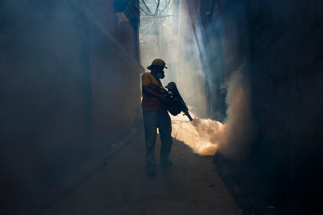 Fumigación en el municipio Sucre del estado Miranda (Foto Reuters)