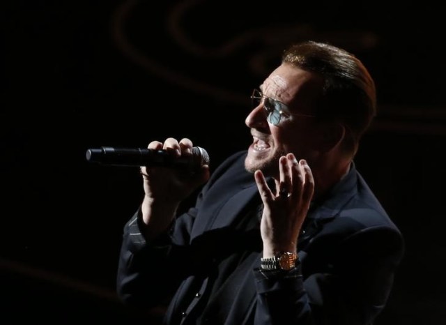 El vocalista de la banda U2, Bono, realiza una presentación durante los Premios de la Academia en Hollywood