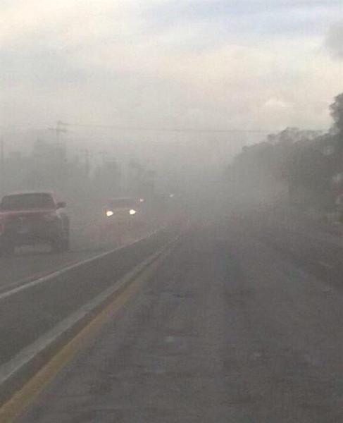 Foto: Fotografía cedida hoy, sábado 3 de enero de 2015, por autoridades de Protección Civil del estado de Jalisco (México), que muestra la poca visibilidad en una carretera tras una explosión del volcán Colima, en el estado homónimo que originó una columna de vapor y ceniza que alcanzó los 3 mil metros de altura informó el organismo. Protección Civil dijo que el episodio no representa riesgo para la población pero si han pedido se protejan de la caída de ceniza usando mascarilla o pañuelos para evitar el polvo en las vías respiratorias y proteger los ojos. / EFE