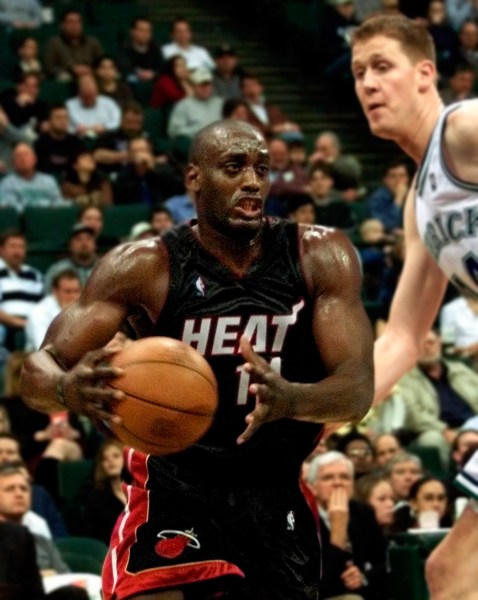 Miami Heat forward Anthony Mason (L) drives past Dallas Mavericks center Shawn Bradley during first half action at Reunion Arena in Dallas