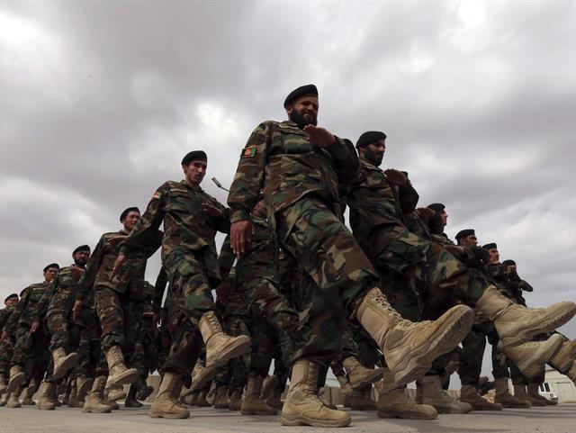 (AFGHANISTAN) 12/02/2015.- Soldados del Ejército Nacional afgano participan en su ceremonia de graduación en Herat (Afganistán) hoy, jueves 12 de febrero de 2015. Las fuerzas de seguridad afgana asumieron la responsabilidad total de la seguridad nacional el pasado 1 de enero tras finalizar la misión de las tropas de la coalición lideradas por la OTAN después de trece años. EFE/Jalil Rezaye 