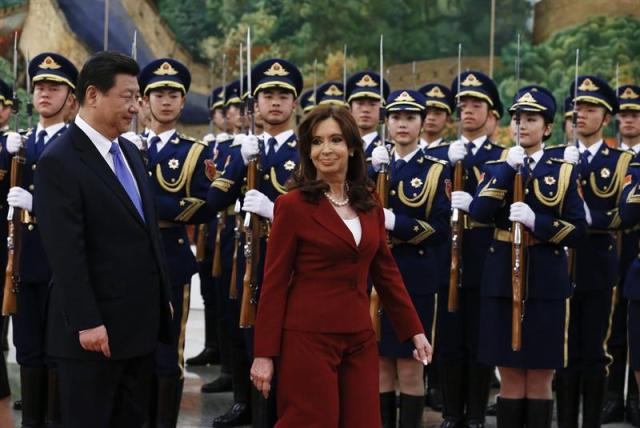 La presidenta argentina, Cristina Fernández de Kirchner (dcha), es recibida por el presidente chino, Xi Jinping (izda), a su llegada al Gran Palacio del Pueblo en Pekín (China) hoy, miércoles 4 de febrero de 2015. La presidenta argentina, Cristina Fernández, se reunirá con su homólogo de China, Xi Jinping, y ambos presiden una ceremonia de firma de una serie de acuerdos de cooperación económica bilateral. EFE/Rolex Dela Pena