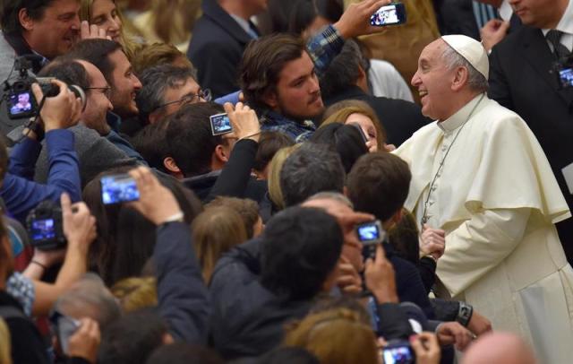 El papa Francisco saluda a los fieles durante la audiencia general celebrada en el aula Pablo VI en el Vaticano hoy, miércoles 4 de febrero de 2015. EFE/Ettore Ferrari