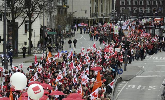  Numerosos funcionarios participan en una manifestación en Hamburgo, Alemania, hoy, 26 de marzo de 2015. Los sindicatos GEW, Verdi y la Federación Alemana de Funcionarios Públicos (DBB), convocaron una huelga de advertencia de un día de duración. EFE/AXEL HEIMKEN