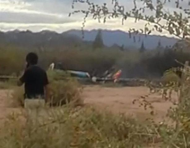 Imágen facilitadas por un videoaficionado del accidente entre dos helicopteros en el que han fallecido diez personas ,entre ellas tres conocidos deportistas franceses, la nadadora Camille Muffat, el boxeador Alexis Vastine y la veterana regatista Florence Arthaud , que se produjo en cercanías de la localidad de Villa Castelli, en la norteña provincia argentina de La Rioja a unos 400 kilómetros de la capital provincial por razones que todavía se desconecen y en condiciones climáticas normales. Al parecer, los helicópteros pertenecían uno a la Gobernación de La Rioja y el otro al Gobierno de la vecina provincia de Santiago del Estero.EFE/