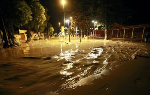 Vista general de una calle inundada en el centro de la localidad de Copiapo, en la madrugada del 26 de marzo de 2015, a 800 kilómetros al norte de Santiago de Chile. La tercera región del país está en estado de excepción tras las inundación de las últimas horas que han dejado al menos dos muertos, 6 desaparecidos y miles de evacuados. EFE/Felipe Trueba