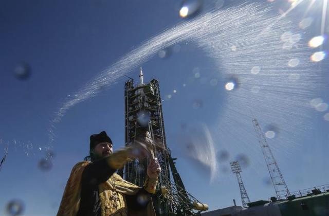 Un sacerdote ortodoxo bendice la plataforma de lanzamiento del Soyuz TMA-16M en el cosmódromo de Baikonur en Kazajistán hoy, jueves 26 de marzo de 2015. La cuatrigésimo tercera misión a la Estación espacial Internacional con el astronauta Scott Kelly y los cosmonautas Gennady Padalka y Mikhail Kornienko partirá el próximo 28 de marzo de 2015. Kelly y Kornienko regresarán a Tierra en marzo de 2016. EFE/Sergei Ilnitsky