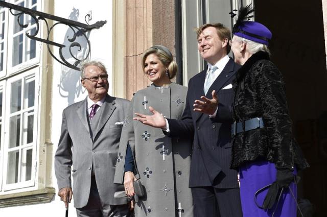 La reina Margarita de Dinamarca (d) y su marido Enrique de Monpezat (i) dan la bienvenida a los reyes Guillermo-Alejandro (2-d) y Máxima de Holanda durante una ceremonia en el Palacio Fredensborg en Copenhague (Dinamarca), hoy, martes 17 de marzo de 2015. La pareja real holandesa inició hoy una visita de estado de dos días a Dinamarca. EFE/Claus Bech PROHIBIDO SU USO EN DINAMARCA