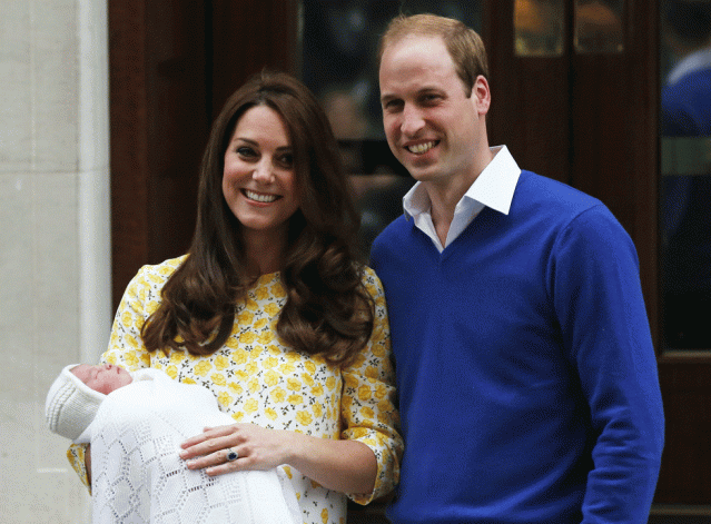 El príncipe Guillermo de Inglaterra y su esposa Catalina, Duques de Cambridge, con su hija recién nacida a las afueras del hospital Lindo Wing de St Mary, en Londres, Inglaterra. 2 de mayo de 2015. La nueva princesa de Gran Bretaña se llamará Carlota Isabel Diana, dijo el lunes el Palacio de Kensington en su cuenta de Twitter. REUTERS/Suzanne Plunkett 