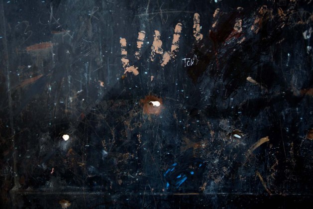 Agujeros de bala en la puerta principal de una casa en el barrio de Petare, en Caracas, Venezuela (Foto AP/Fernando Llano)