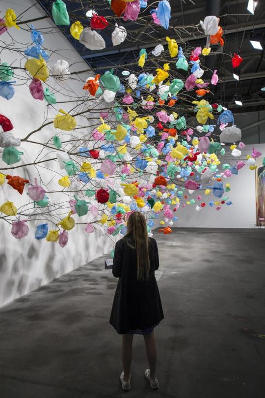 Vista de una instalación con forma de árbol de la artista de origen camerunés Pascale Marthine Tayou, expuesta en Art Basel, considerada la mayor feria de arte moderno y contemporáneo del mundo, en Basilea, Suiza, hoy, lunes 15 de junio de 2015. La feria se inaugura el próximo 18 de junio. EFE/Patrick Straub