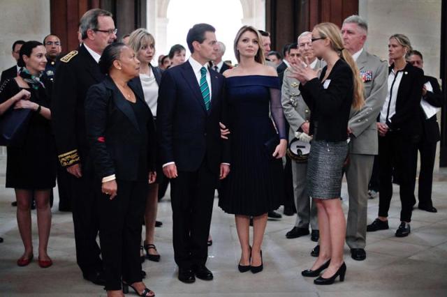 El presidente mexicano, Enrique Peña Nieto (ci), junto a su esposa, Angélica Rivera (cd), y la ministra de Justicia gala, Christiane Taubira (3i), durante su visita al Hotel de los Inválidos en París, Francia, hoy, 13 de julio de 2015. Peña Nieto inició hoy una visita de Estado de cuatro días a Francia con el propósito de fortalecer la renovada relación entre ambos países y de la que se espera que emanen sesenta acuerdos económicos, académicos, científicos y jurídicos. EFE/THIBAULT CAMUS 