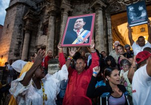 Los cubanos rezan en la Catedral para que Chávez se cure (Fotos)
