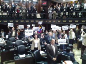 Diputados opositores protestaron contra la fiscal general en Parlamento (FOTO)