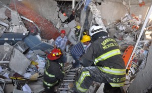 Al menos 25 muertos y más de 100 heridos dejó explosión en la Torre Pemex (Fotos)