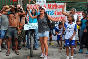Protesta en Río de Janeiro contra demolición de un estadio