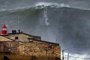 ¡Impresionante! Este surfista agarró la ola más grande del mundo (Foto + Video)