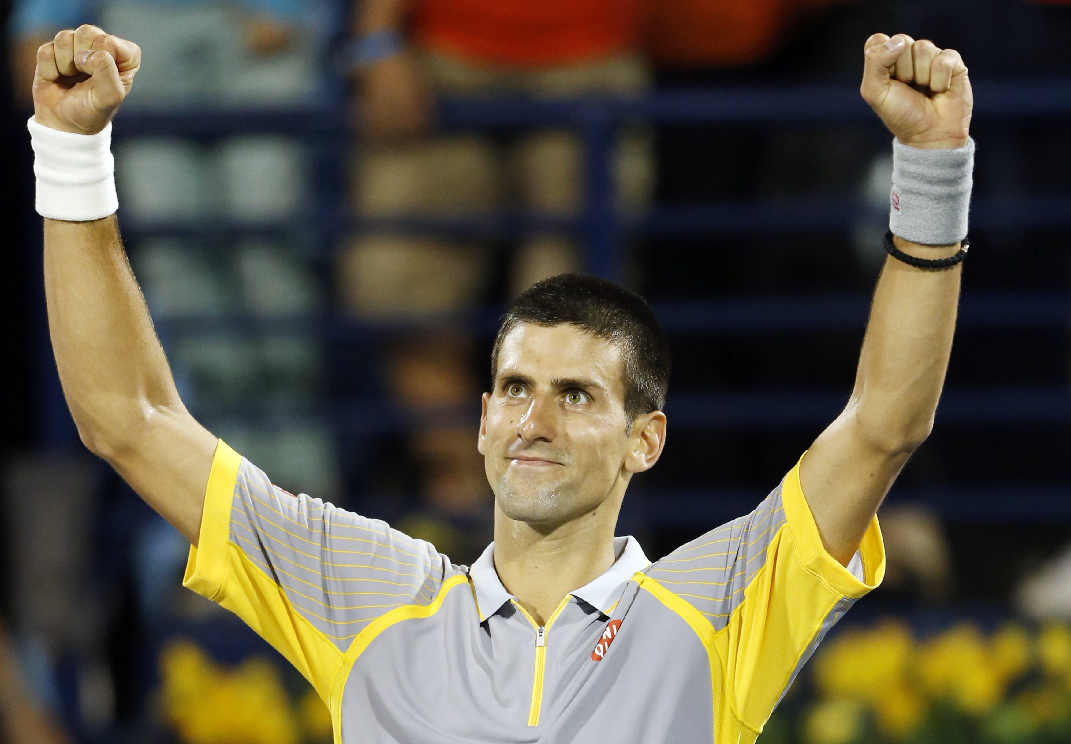 Djokovic sufre para vencer a Youznhy en su debut