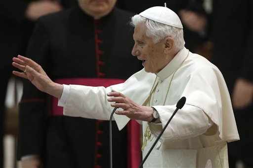 El exorcista del Vaticano agradece a Benedicto XVI su apoyo