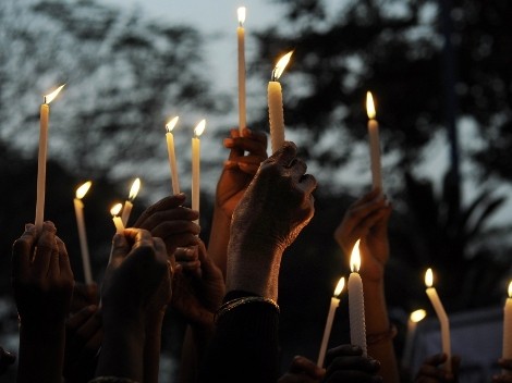 Cientos de personas despiden a víctima de la violación colectiva en Sudáfrica