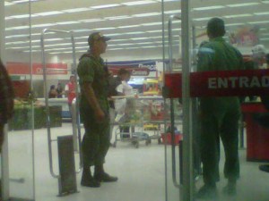 En el supermercado Bicentenario, es el DIBISE quien le revisa la cartera (foto)