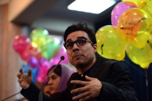 Diez mil globos rosas entregará artista colombiano en Kabul para olvidar la guerra