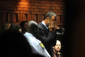 Así lloró Pistorius por ser acusado del asesinato de su novia (Foto)