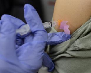 Un virologo de EEUU trabaja en una vacuna para la gripe H7N9