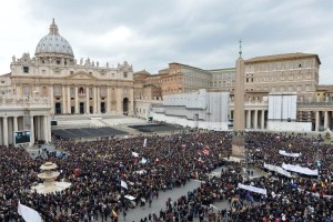 Más de 100 mil personas asisten al primer ángelus del Papa Francisco (Fotos)