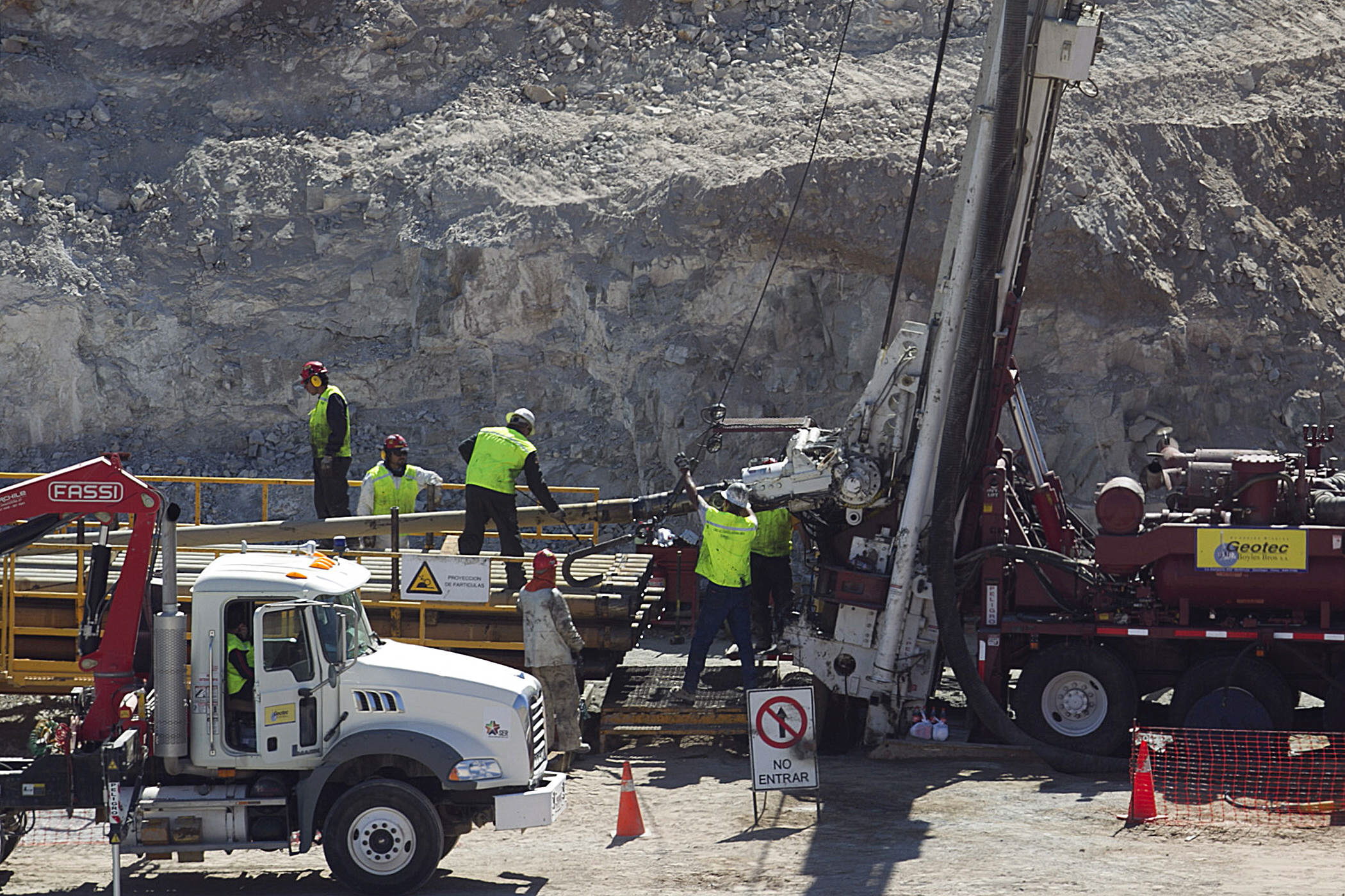 En Chile intentan rescatar a minero atrapado a más de 300 metros de profundidad