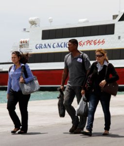 Movilización constante de viajeros en terminales navieros y aéreos de Margarita