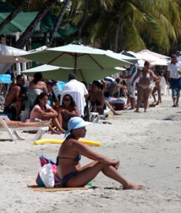 Minamb inspeccionará uso de toldos y sillas en playas insulares