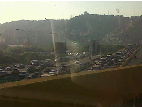 Fuerte afluencia vehicular en la autopista Caracas-La Guaira (FOTOS)