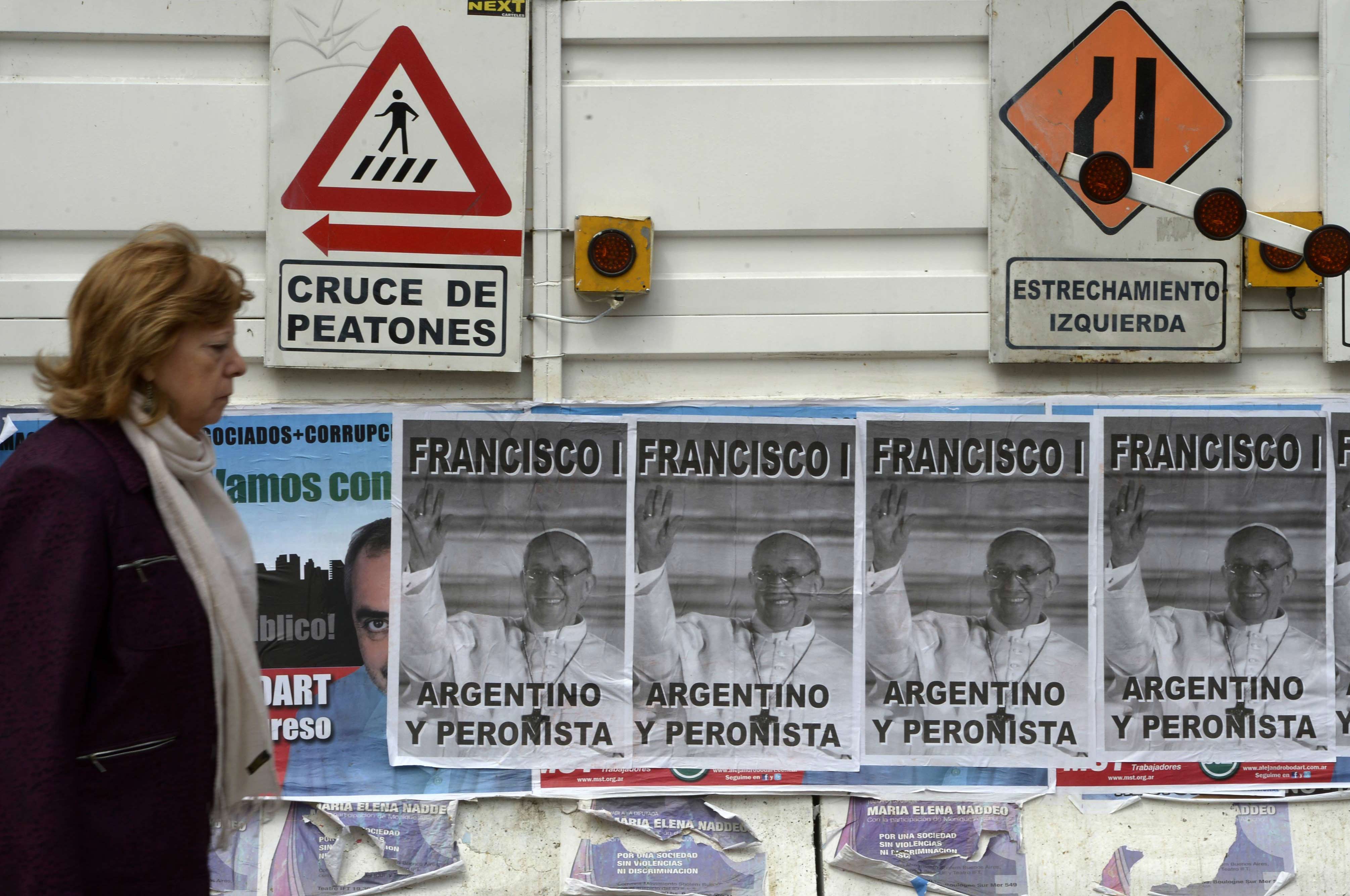 Argentina está empapelada con afiches del Papa