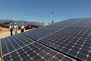 Inauguran mayor planta solar del mundo en Emiratos