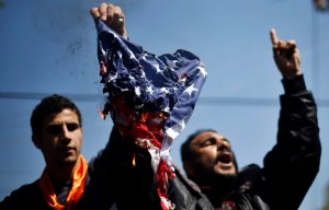 Queman banderas de EEUU en Gaza en protesta por visita de Obama