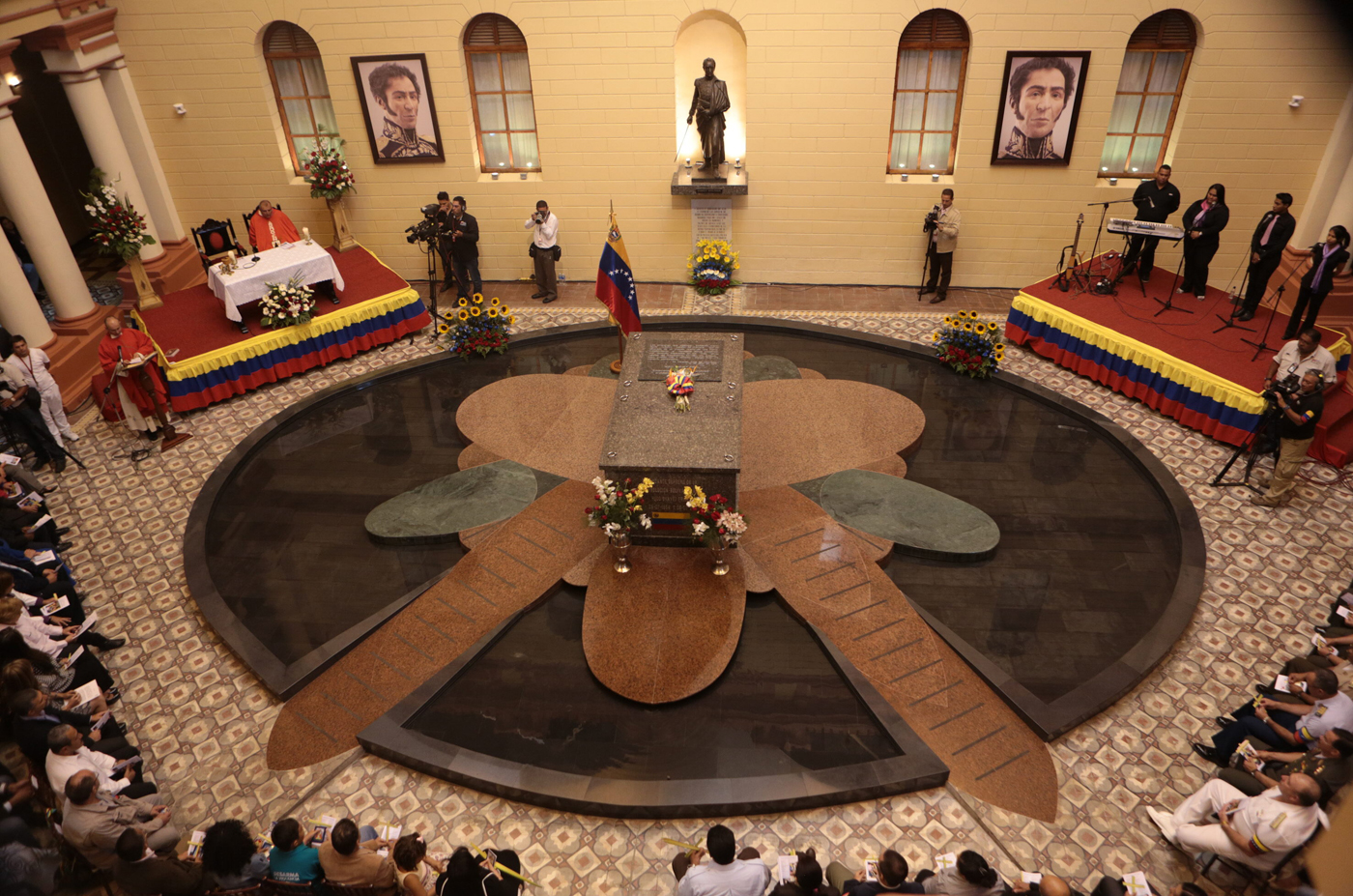 Rendirán honores a Chávez a un mes de su muerte