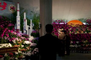 Corea del Norte exhibe flores y cohetes