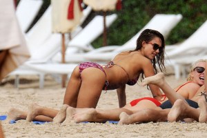 Jessica Alba usa los bikinis chiquitos y está de vacaciones (sobredosis + sexy poses)