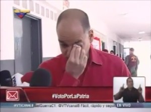 Andrés Izarra entre lágrimas ejerció su derecho al voto (Video)