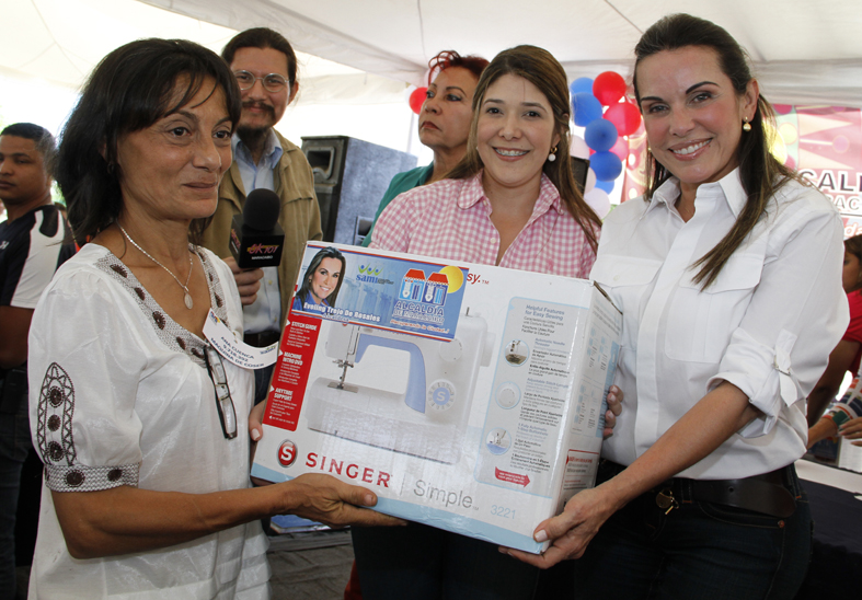 Alcaldía de Maracaibo entregó electrodomésticos a familias marabinas