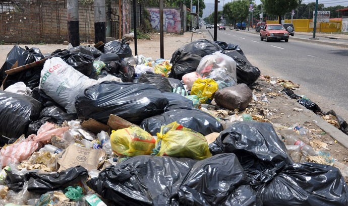 Habitantes y comerciantes conviven con la basura en Lara