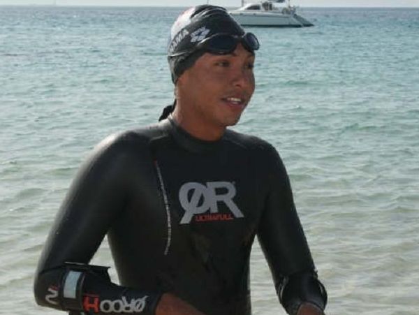 Atleta amputado nadó 20 kilómetros del océano Pacífico