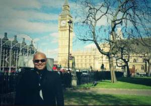 Omar Enrique de paseíto por Londres (Fotos)